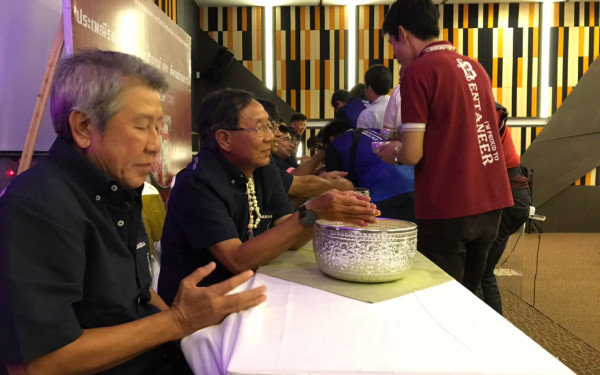 พิธีรดน้ำดำหัวอาจารย์อาวุโสและรุ่นพี่นายช่าง (ภาคตะวันออก)