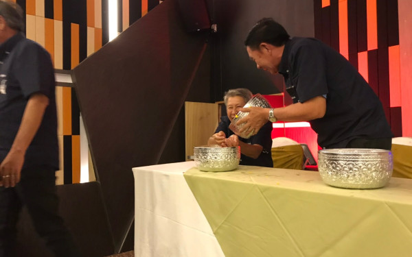 พิธีรดน้ำดำหัวอาจารย์อาวุโสและรุ่นพี่นายช่าง (ภาคตะวันออก)