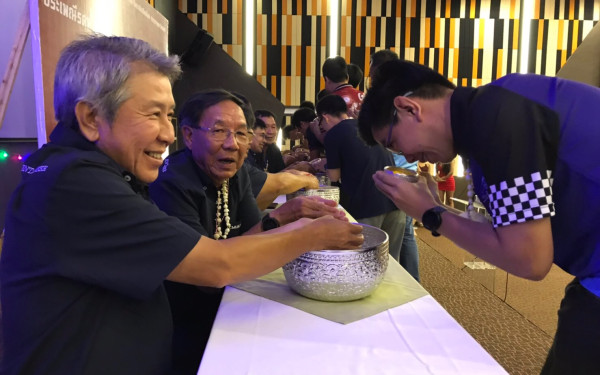 พิธีรดน้ำดำหัวอาจารย์อาวุโสและรุ่นพี่นายช่าง (ภาคตะวันออก)