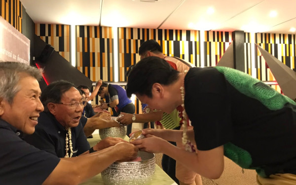 พิธีรดน้ำดำหัวอาจารย์อาวุโสและรุ่นพี่นายช่าง (ภาคตะวันออก)