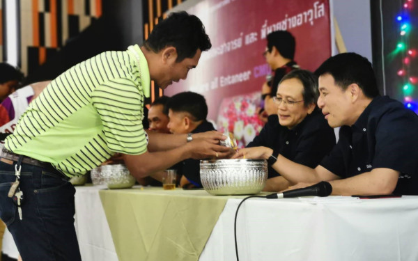 พิธีรดน้ำดำหัวอาจารย์อาวุโสและรุ่นพี่นายช่าง (ภาคตะวันออก)