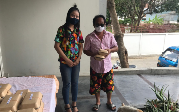 (15-04-63) แจกข้าวกล่องให้กับผู้ประสบภัยโควิด-19_(1)