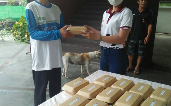 (16-04-63) แจกข้าวกล่องให้กับผู้ประสบภัยโควิด-19_(2)