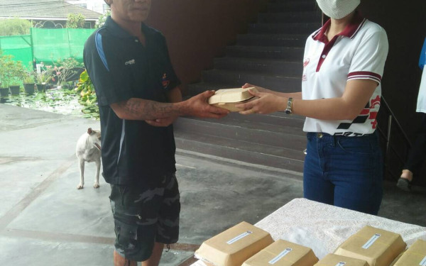 (16-04-63) แจกข้าวกล่องให้กับผู้ประสบภัยโควิด-19_(2)