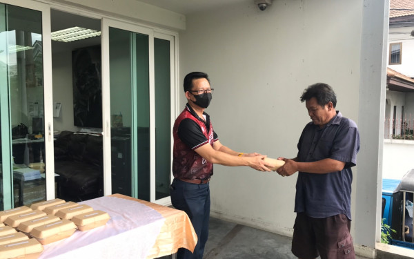 (16-04-63) แจกข้าวกล่องให้กับผู้ประสบภัยโควิด-19_(2)
