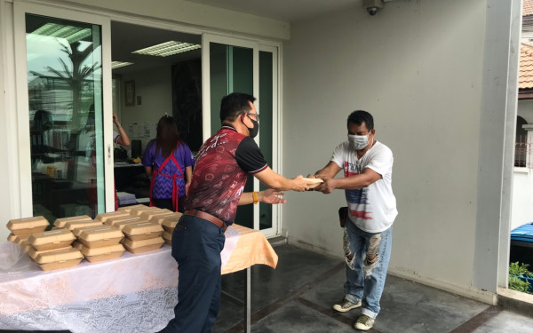 (16-04-63) แจกข้าวกล่องให้กับผู้ประสบภัยโควิด-19_(2)