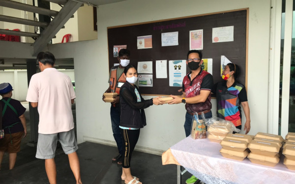 (16-04-63) แจกข้าวกล่องให้กับผู้ประสบภัยโควิด-19_(2)