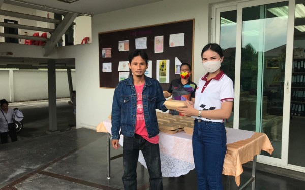 (16-04-63) แจกข้าวกล่องให้กับผู้ประสบภัยโควิด-19_(2)