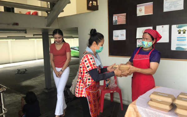 (17-04-63) แจกข้าวกล่องให้กับผู้ประสบภัยโควิด-19_(3)