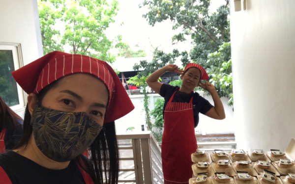 (17-04-63) แจกข้าวกล่องให้กับผู้ประสบภัยโควิด-19_(3)