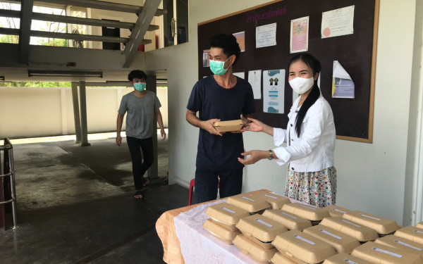 (20-04-63) แจกข้าวกล่องให้กับผู้ประสบภัยโควิด-19_(4)