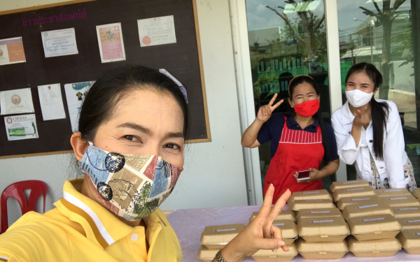 (20-04-63) แจกข้าวกล่องให้กับผู้ประสบภัยโควิด-19_(4)