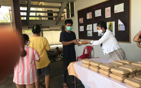 (20-04-63) แจกข้าวกล่องให้กับผู้ประสบภัยโควิด-19_(4)