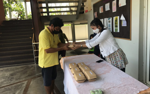 (20-04-63) แจกข้าวกล่องให้กับผู้ประสบภัยโควิด-19_(4)