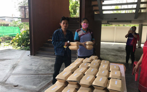 (20-04-63) แจกข้าวกล่องให้กับผู้ประสบภัยโควิด-19_(4)
