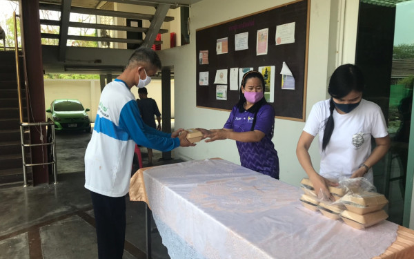 (23-04-63) แจกข้าวกล่องให้กับผู้ประสบภัยโควิด-19_(7)