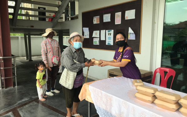 (27-04-63) แจกข้าวกล่องให้กับผู้ประสบภัยโควิด-19_(9)