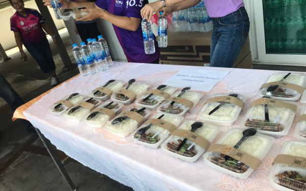 (28-04-63) แจกข้าวกล่องให้กับผู้ประสบภัยโควิด-19_(10)