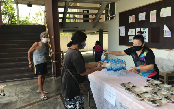 (28-04-63) แจกข้าวกล่องให้กับผู้ประสบภัยโควิด-19_(10)