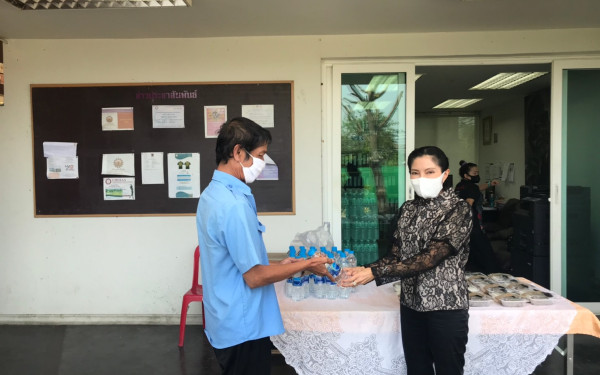 (28-04-63) แจกข้าวกล่องให้กับผู้ประสบภัยโควิด-19_(10)