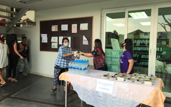 (29-04-63) แจกข้าวกล่องให้กับผู้ประสบภัยโควิด-19_(11)
