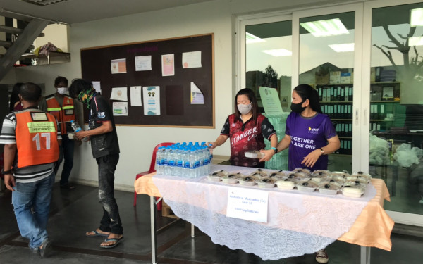 (29-04-63) แจกข้าวกล่องให้กับผู้ประสบภัยโควิด-19_(11)