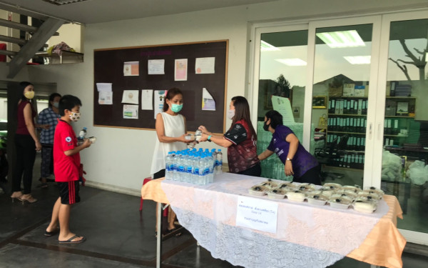 (29-04-63) แจกข้าวกล่องให้กับผู้ประสบภัยโควิด-19_(11)