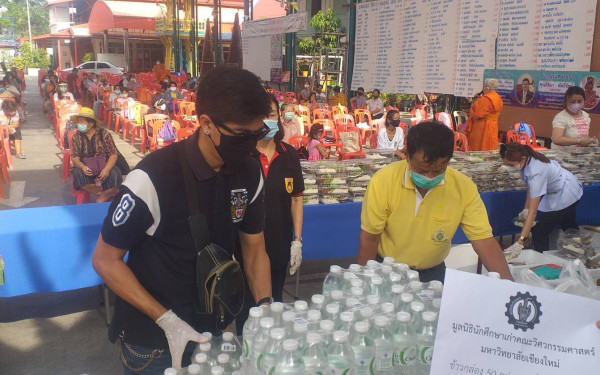 (18-05-63) แจกข้าวกล่องให้กับผู้ประสบภัยโควิด-19_@วัดลาดปลาเค้า