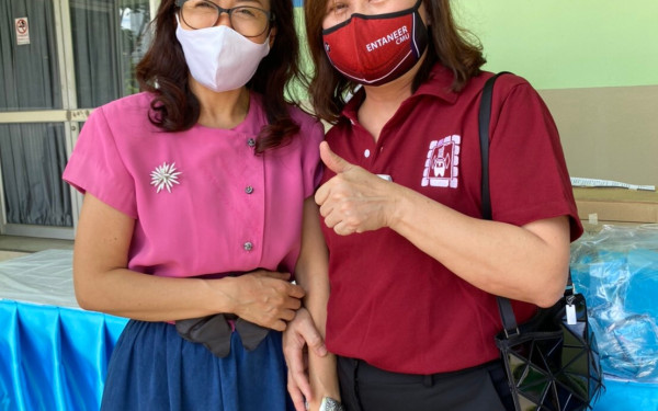 (19-04-63) มอบเสื้อกาวน์พร้อมหมวกสวมป้องกันโรค จำนวน 274 ชุด