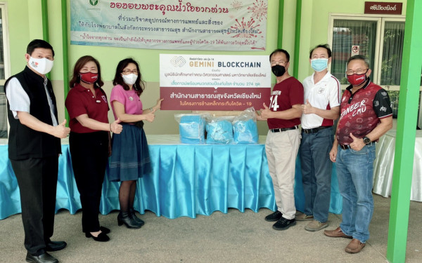 (19-04-63) มอบเสื้อกาวน์พร้อมหมวกสวมป้องกันโรค จำนวน 274 ชุด