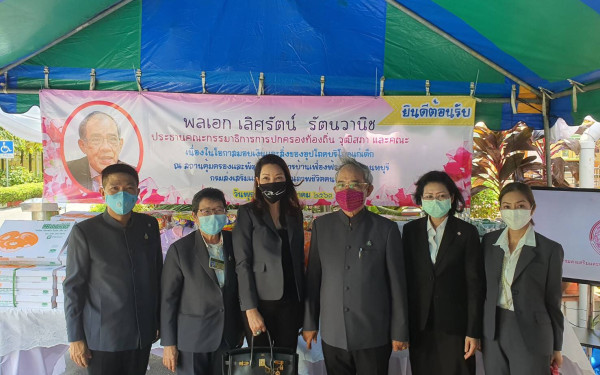 (20-05-63) ร่วมเลี้ยงอาหารกลางวัน มอบสิ่งของและเงินบริจาค รวม 100,000.-บาท