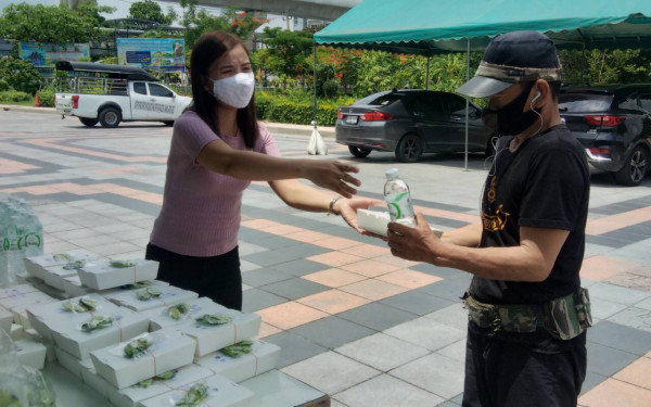 04.06.63 แจกข้าวกล่องให้กับผู้ประสบภัยโควิด-19_@วัดพระศรีฯบางเขน