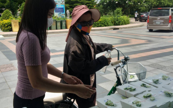 04.06.63 แจกข้าวกล่องให้กับผู้ประสบภัยโควิด-19_@วัดพระศรีฯบางเขน