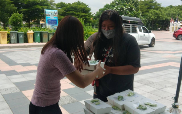 04.06.63 แจกข้าวกล่องให้กับผู้ประสบภัยโควิด-19_@วัดพระศรีฯบางเขน