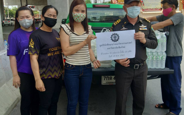(28-05-63) แจกข้าวกล่องให้กับผู้ประสบภัยโควิด-19_@วัดเสมียนนารี