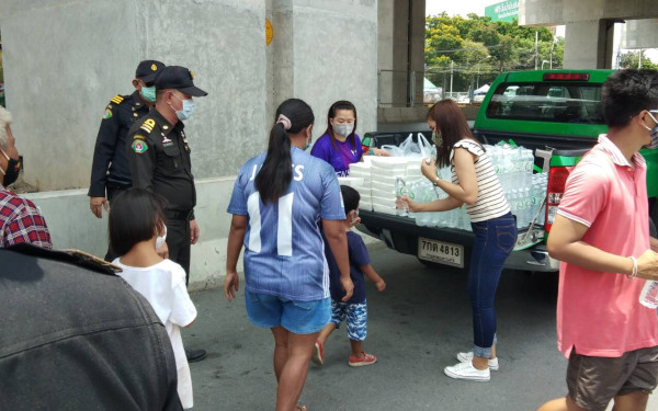 (28-05-63) แจกข้าวกล่องให้กับผู้ประสบภัยโควิด-19_@วัดเสมียนนารี