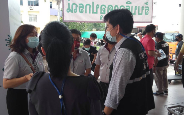 20.04.64 ตัวแทนมูลนิธิฯส่งมอบอุปกรณ์ทางการแพทย์ที่จำเป็นให้ โรงพยาบาลและ รพ.สนาม รวม 5 แห่ง
