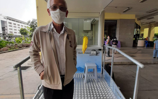 11.05.64 มูลนิธิ​นักศึกษาเก่า คณะวิศวกรรมศาสตร์​ มช.ส่งมอบ positive pressure mobile clinic ให้กับคณะเทคนิคการแพทย์มหิดล
