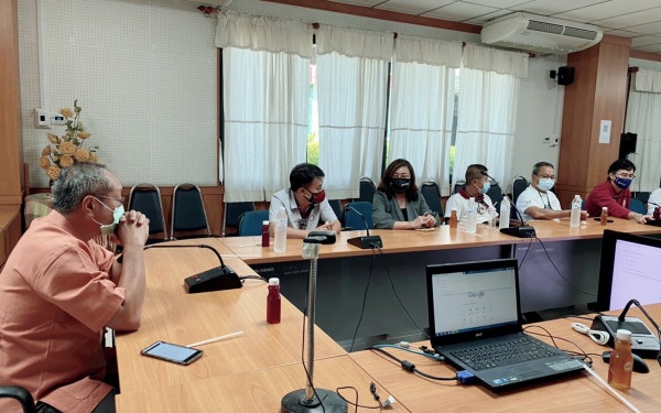 28.05.64 สมาคม/มูลนิธิ และคณะวิศวกรรมศาสตร์ มช. เข้าร่วมประชุมและมอบหุ่นยนต์พร้อมหน้า N95 ณ รพ.จอมทอง