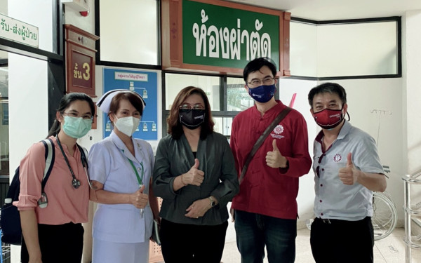 28.05.64 สมาคม/มูลนิธิ และคณะวิศวกรรมศาสตร์ มช. เข้าร่วมประชุมและมอบหุ่นยนต์พร้อมหน้า N95 ณ รพ.จอมทอง