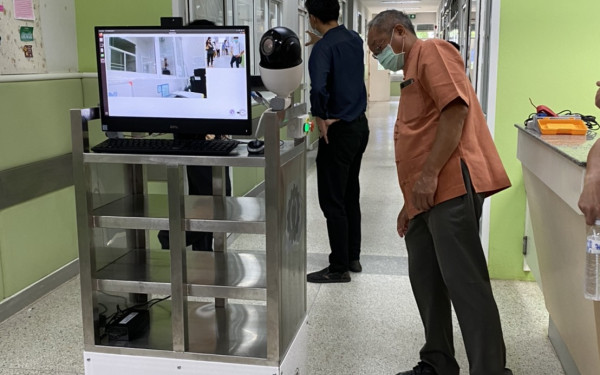 28.05.64 สมาคม/มูลนิธิ และคณะวิศวกรรมศาสตร์ มช. เข้าร่วมประชุมและมอบหุ่นยนต์พร้อมหน้า N95 ณ รพ.จอมทอง
