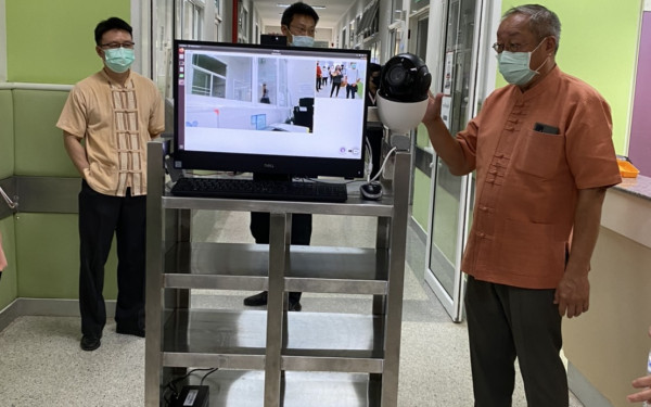 28.05.64 สมาคม/มูลนิธิ และคณะวิศวกรรมศาสตร์ มช. เข้าร่วมประชุมและมอบหุ่นยนต์พร้อมหน้า N95 ณ รพ.จอมทอง
